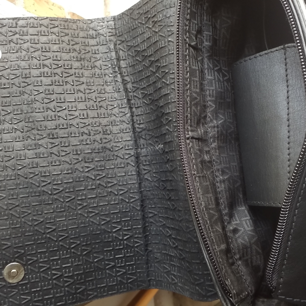 Men's Black Leather Crossbody Messenger Bag - Picture 6 of 9